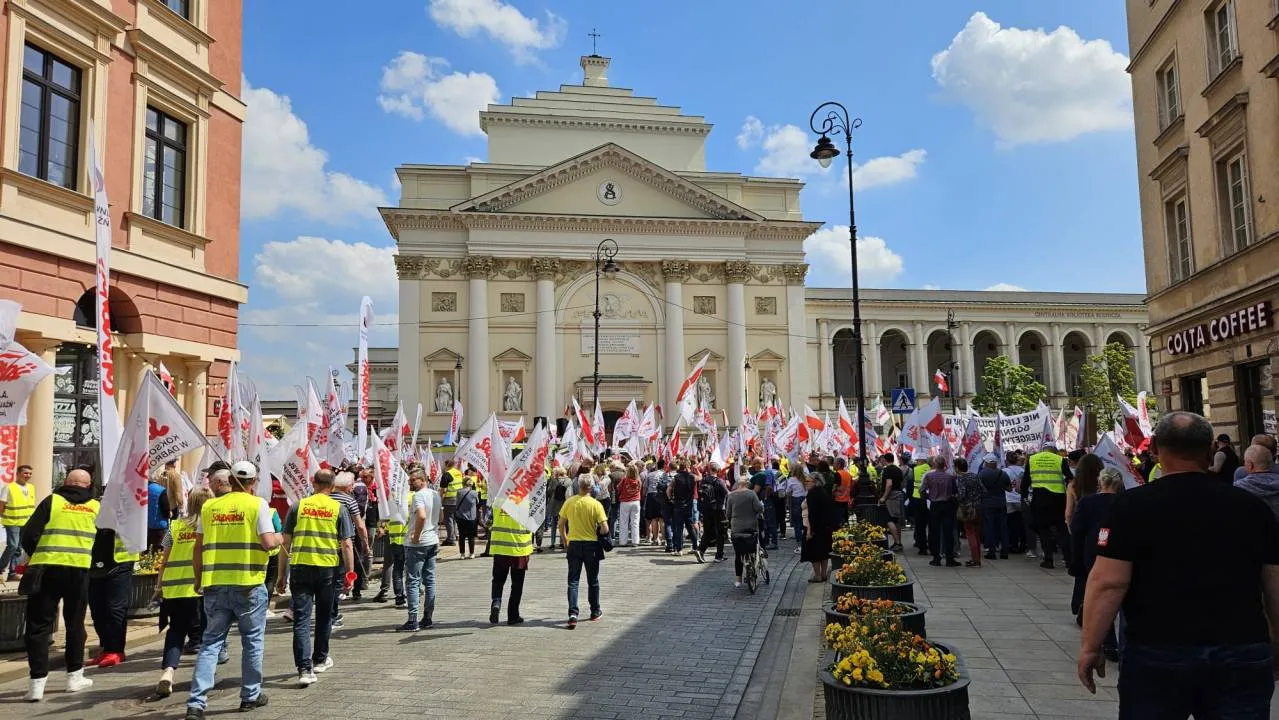 Z pl. Zamkowego ruszyła wielotysięczna manifestacja Solidarności i wielu innych środowisk
