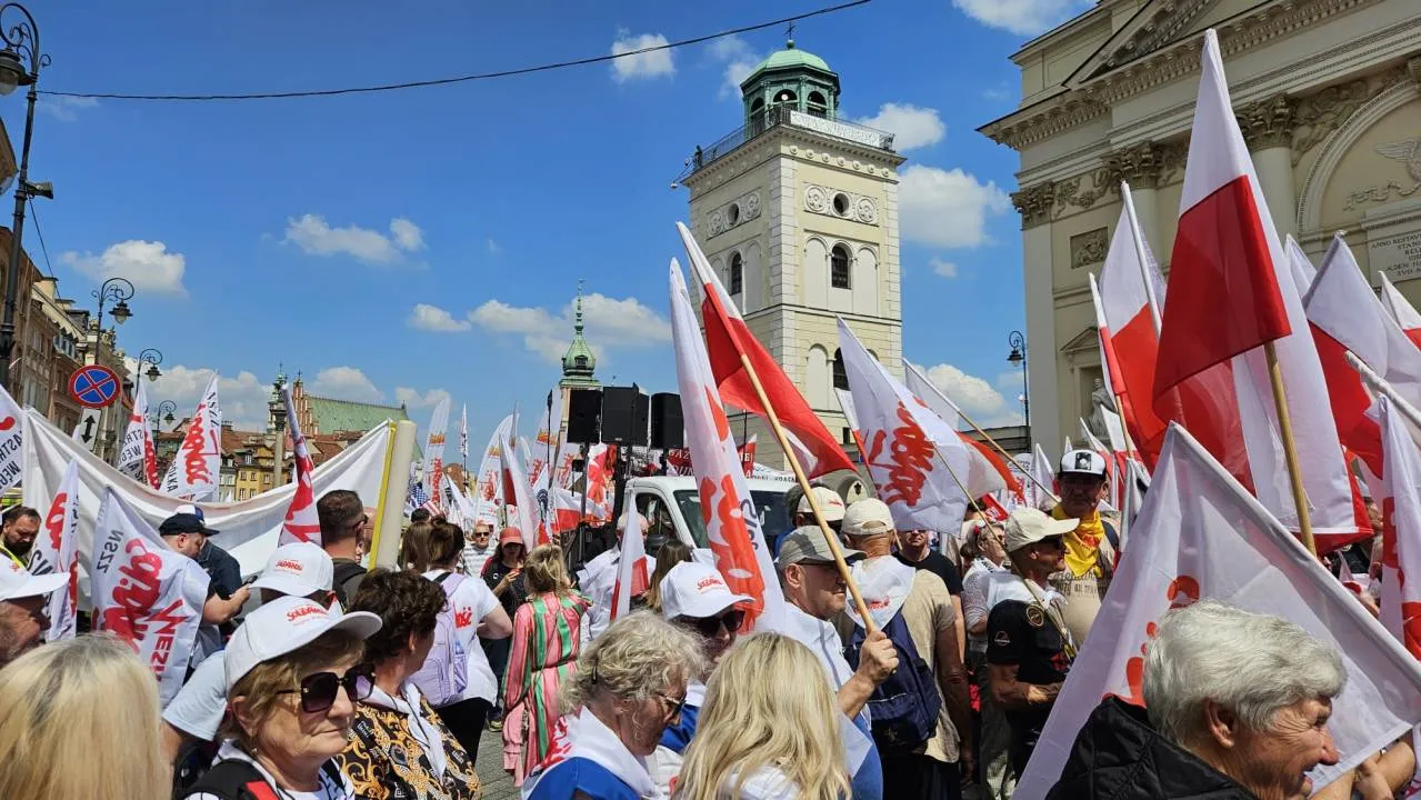 Z pl. Zamkowego ruszyła wielotysięczna manifestacja Solidarności i wielu innych środowisk