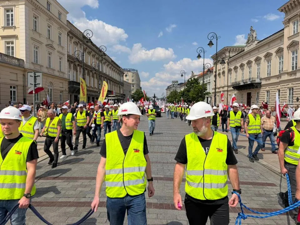 Z pl. Zamkowego ruszyła wielotysięczna manifestacja Solidarności i wielu innych środowisk
