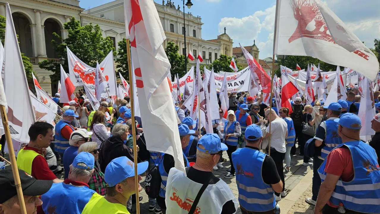Z pl. Zamkowego ruszyła wielotysięczna manifestacja Solidarności i wielu innych środowisk
