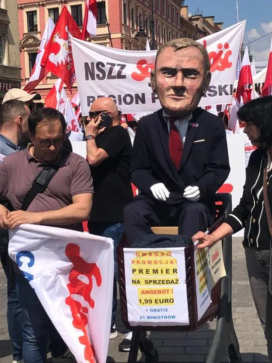 Z pl. Zamkowego ruszyła wielotysięczna manifestacja Solidarności i wielu innych środowisk