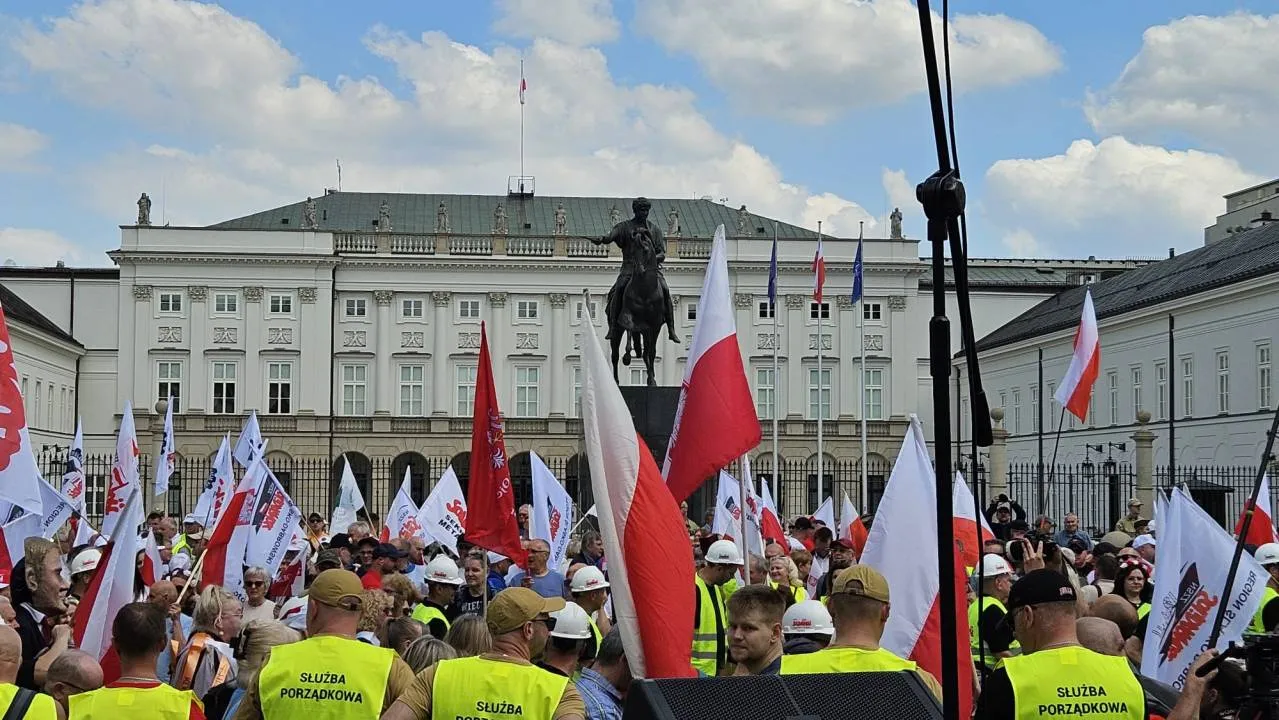 Z pl. Zamkowego ruszyła wielotysięczna manifestacja Solidarności i wielu innych środowisk