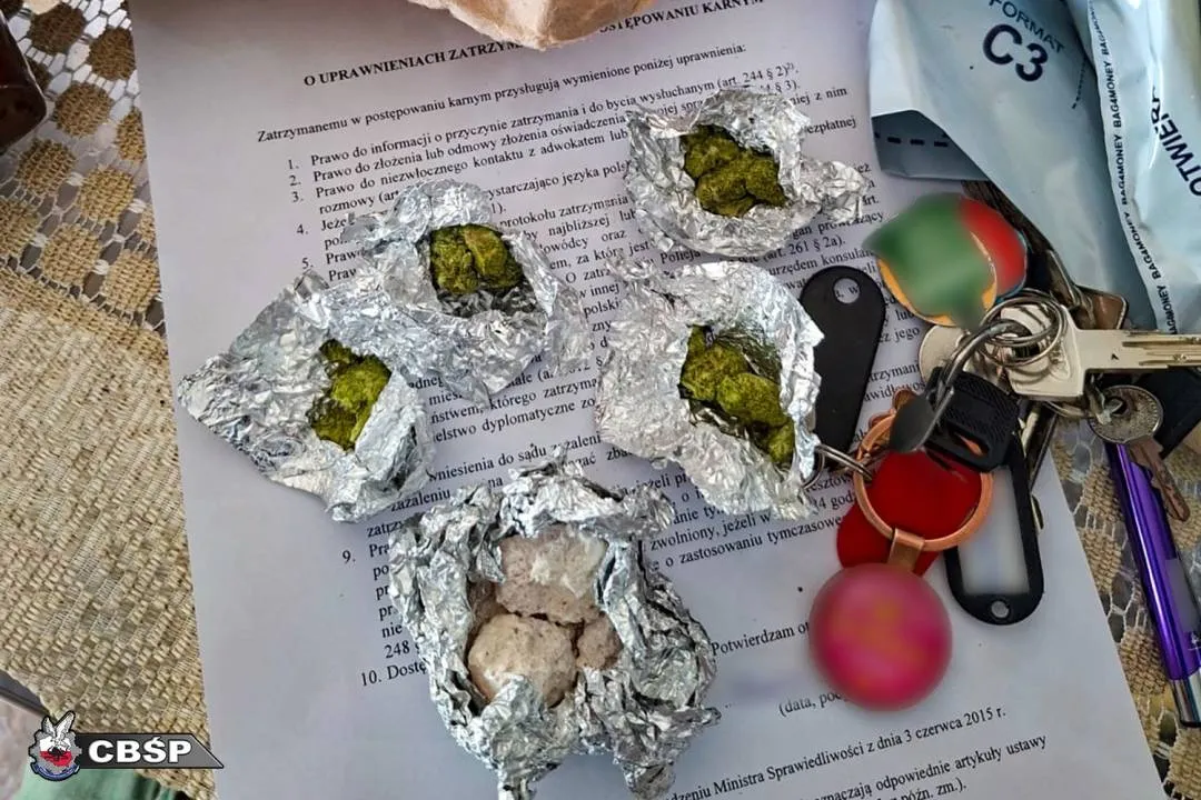 Policja znalazła u podejrzanych narkotyki i broń