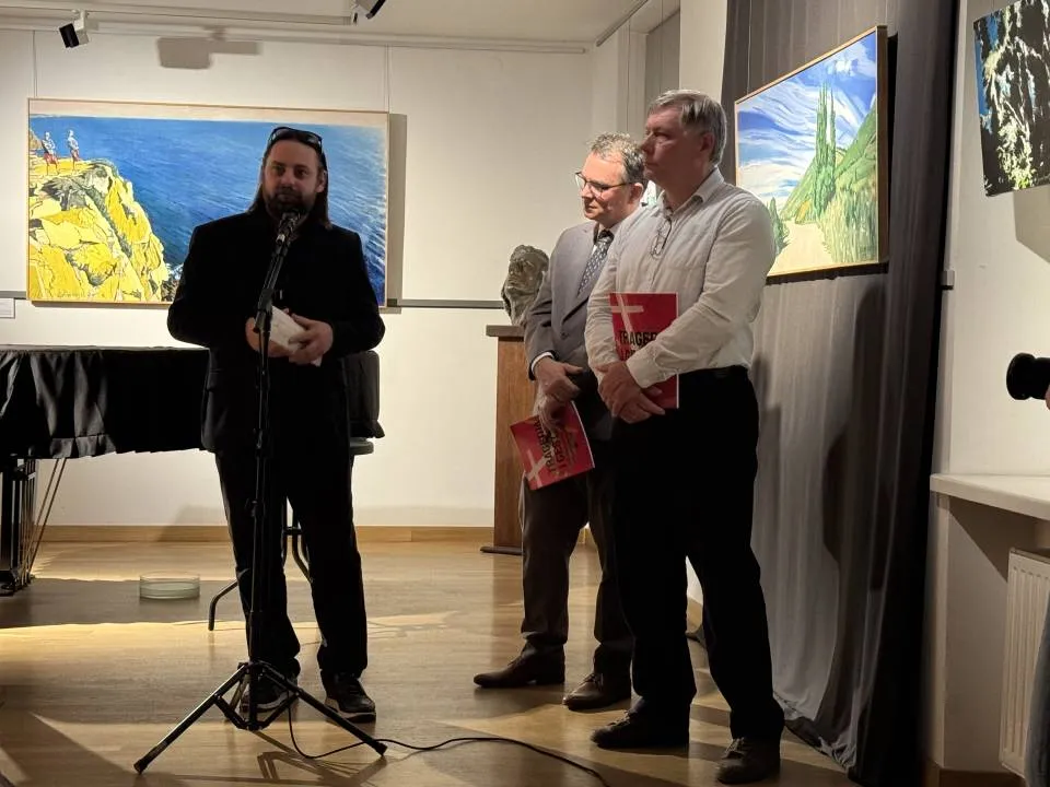 (od lewej) Kurator wystawy Piotr Bernatowicz, dyrektor muzeum Piotr Kasprzak, kurator wystawy Kazimierz Piotrowski