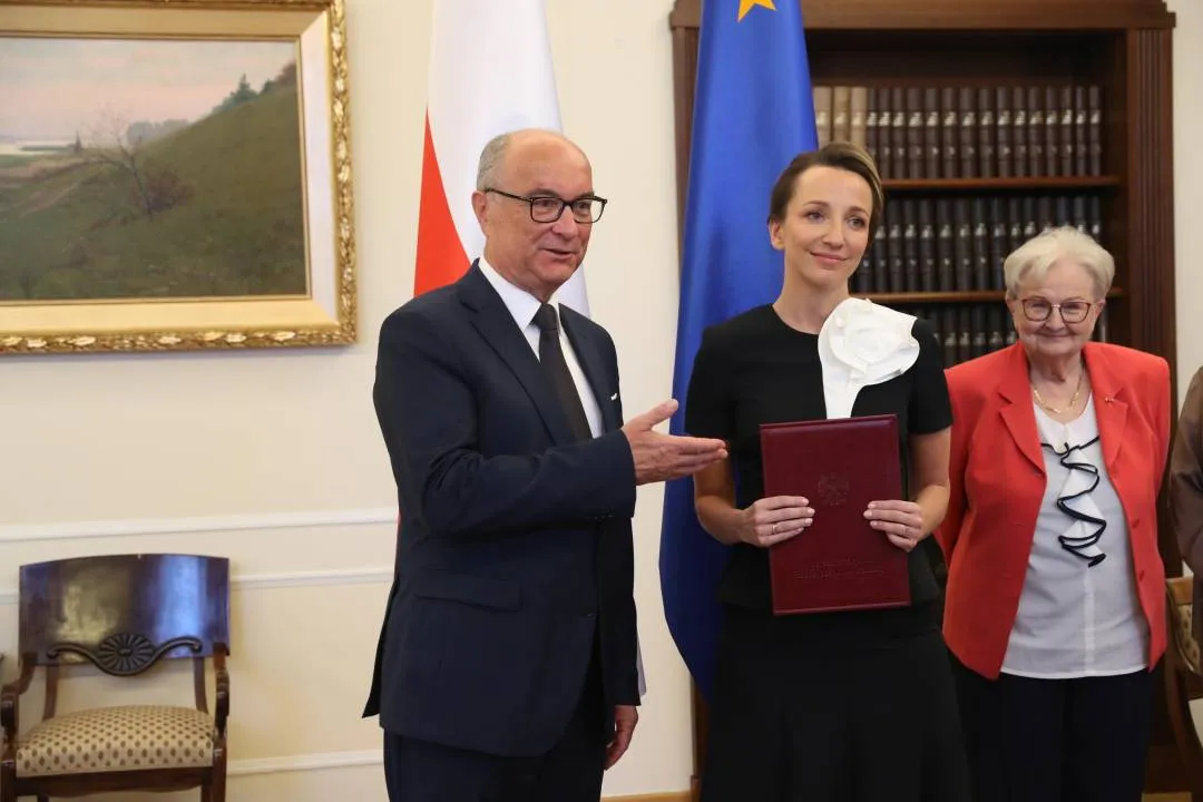 Sylwia Gregorczyk-Abram odebrała akt powołania na RPO z rąk Włodzimierza Czarzastego