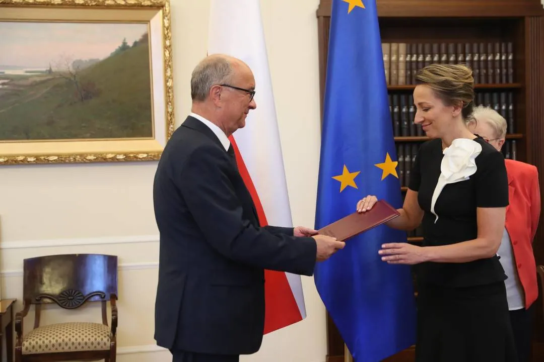 Sylwia Gregorczyk-Abram odebrała akt powołania na RPO z rąk Włodzimierza Czarzastego