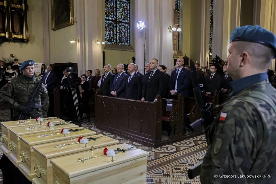 Uroczystości pogrzebowe dzieci-ofiar niemieckiego obozu w Łodzi z udziałem prezydenta Karola Nawrockiego