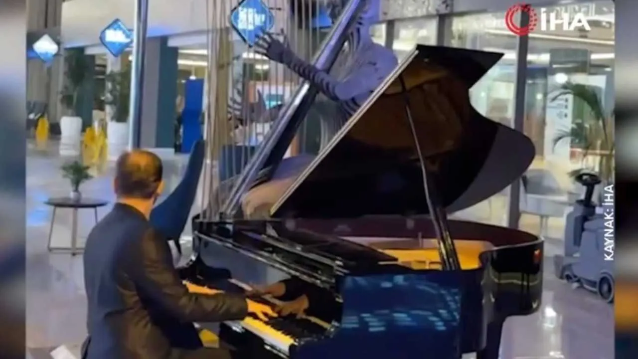 Hotel zalewała woda, a pianista grał... „Titanica”. NAGRANIE z Antalyi podbija internet