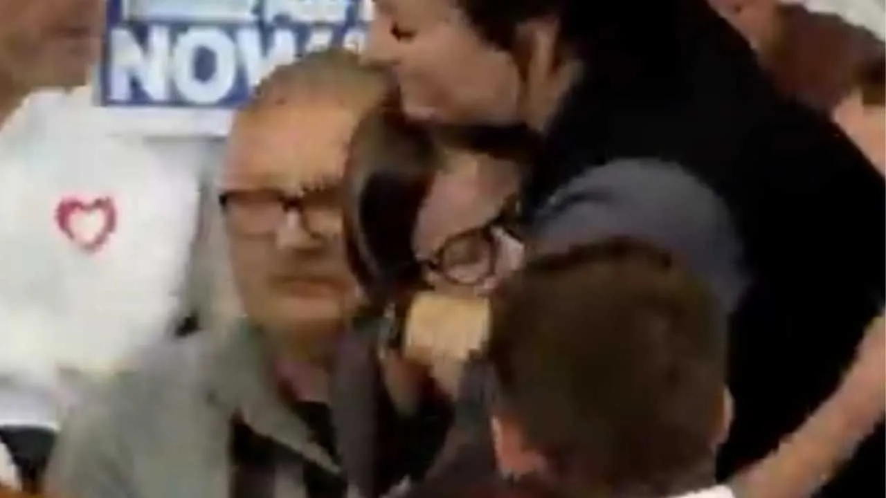 Ten film wstrząsnął internetem. Wielichowska przytula wystraszoną dziewczynkę na wiecu Tuska