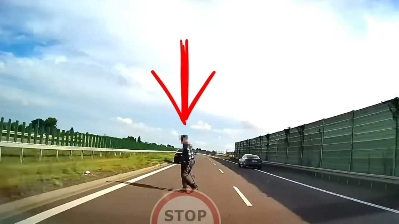 Śmiertelny spacer na S-17. Wszedł pod pędzące auta jak na deptak. Szokujące nagranie w rękach policji