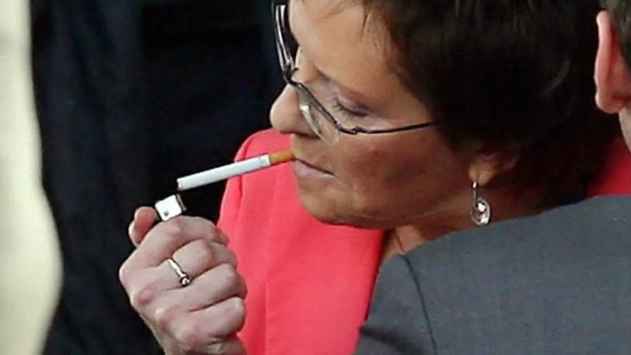 To się dobrze nie zestarzało. Ewa Kopacz krytykowała zakaz palenia