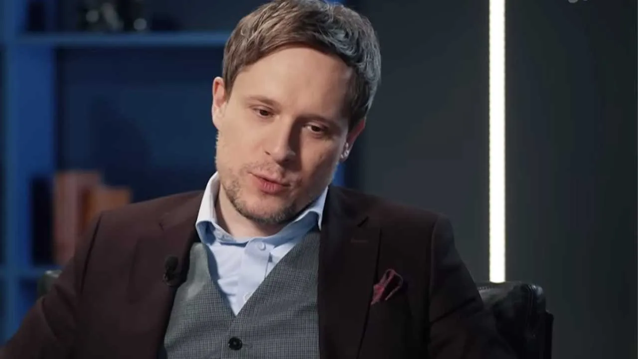 Nazistowski skandal w znanym podcaście. Gwiazdor WP gościł człowieka z hasłem SS na rękach