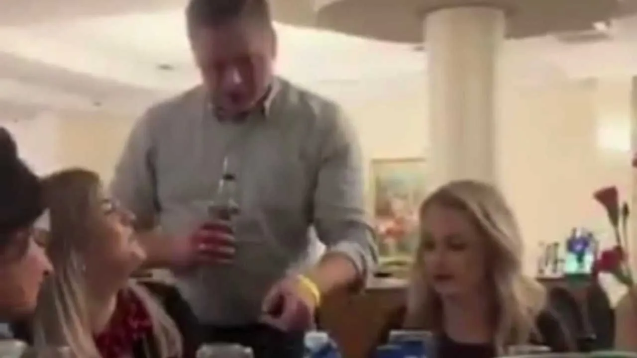 Minister mówi, że nie pił. Jego bliskie współpracowniczki same zdradziły się na TikToku