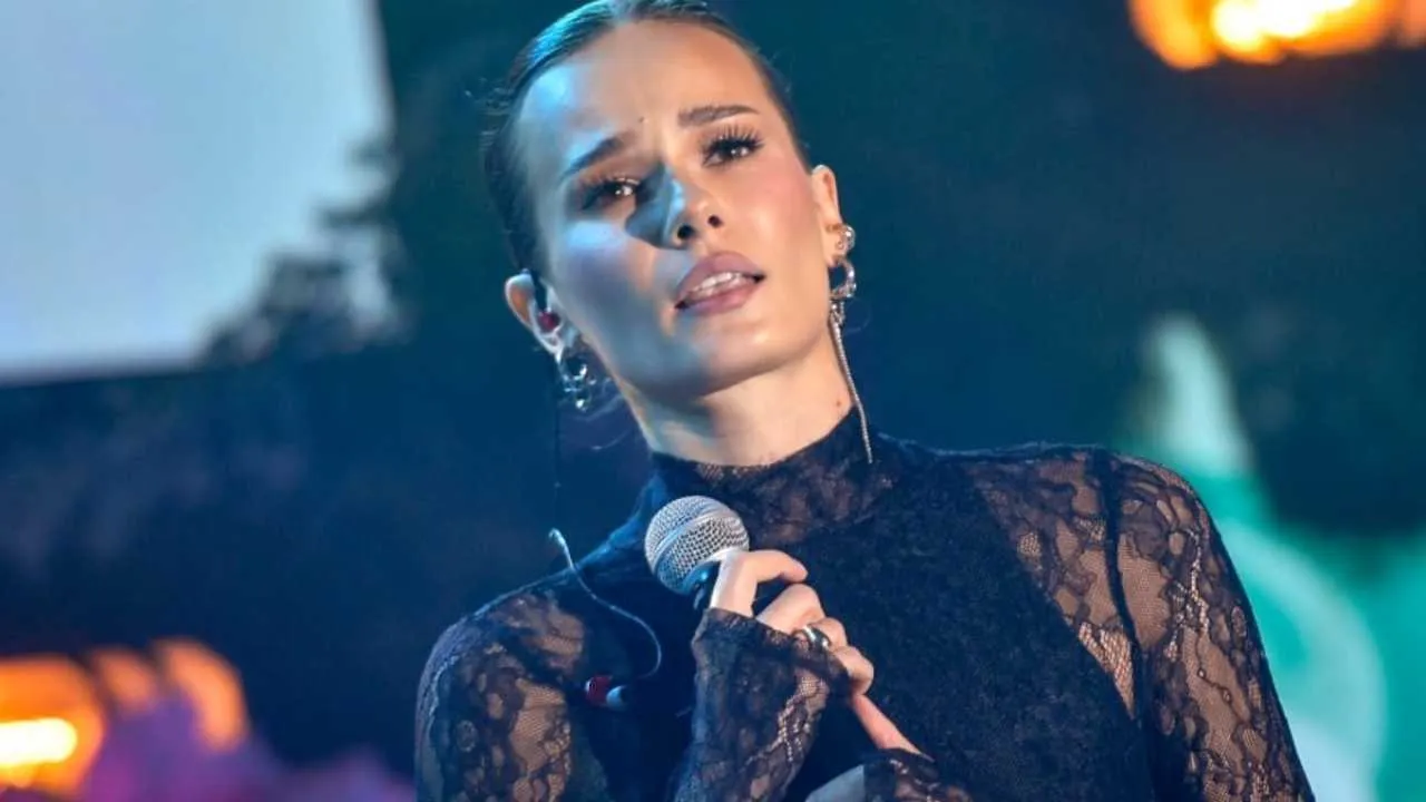 Dziś jest znaną artystką. W szkole  Natalia Szroeder była dręczona przez rówieśników