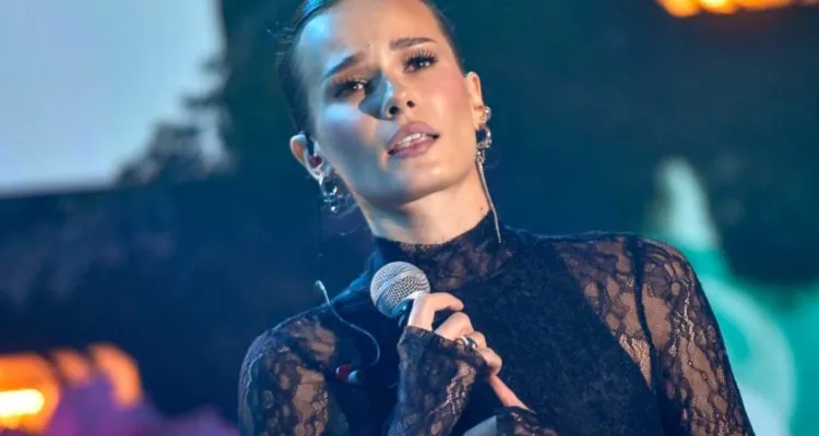 Dziś jest znaną artystką. W szkole  Natalia Szroeder była dręczona przez rówieśników