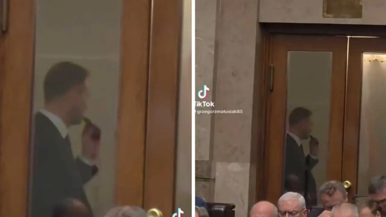 Nitras z e-papierosem w Sejmie. Puszczał dymka tuż za drzwiami sali plenarnej [WIDEO]