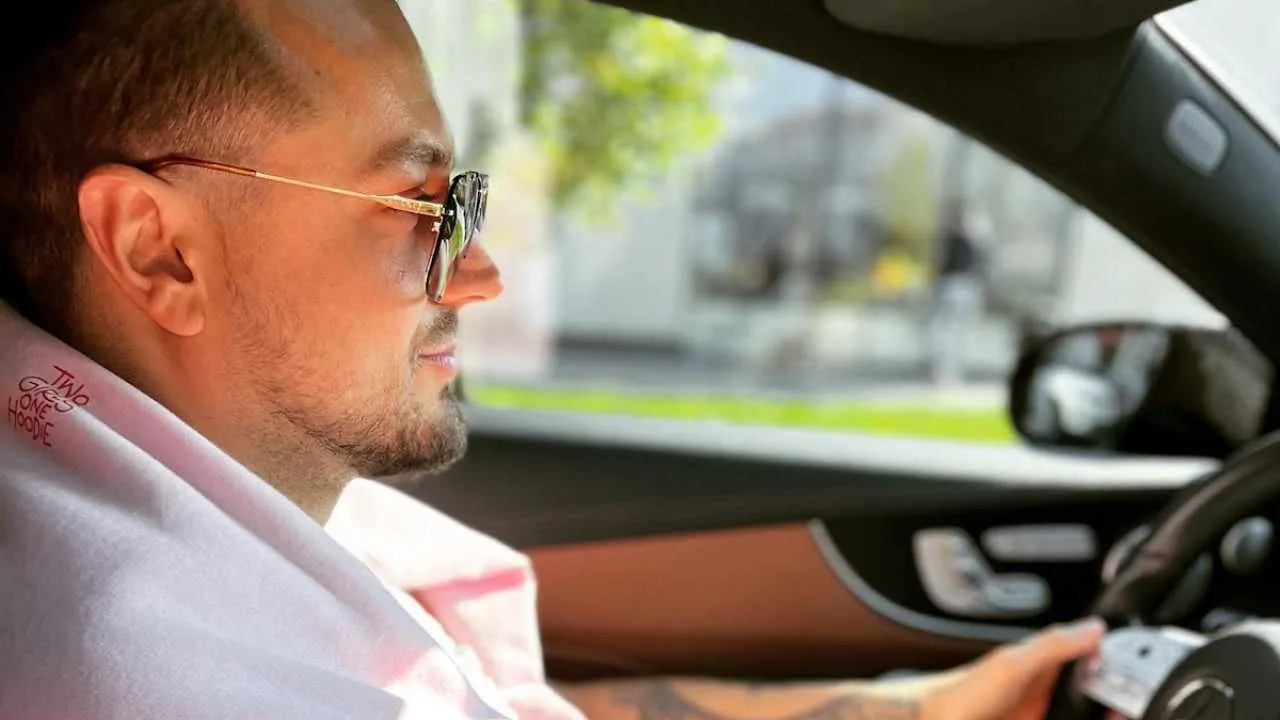 Policja wciąż milczy o sprawcy, media wskazują Barona. W trakcie wypadku w aucie było dziecko