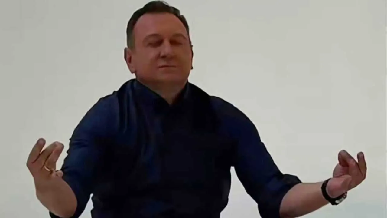 Poseł KO jak Romeo. Wije się przed aparatem w ekskluzywnej sesji i udaje kwiat lotosu