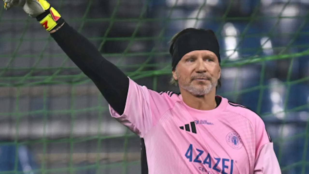 Radosław Majdan wraca na boisko. W tle wielkie nazwiska