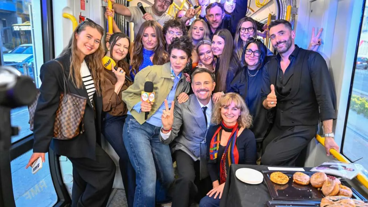 Niespodzianka dla fanów "Tańca z gwiazdami". Po Warszawie jeździł tramwaj pełen uczestników