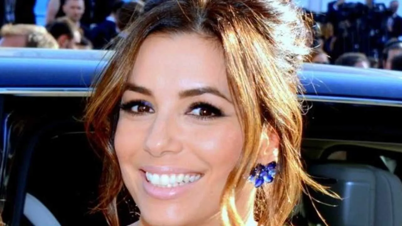 Eva Longoria w kusym bikini na hiszpańskiej plaży. Aż trudno uwierzyć, że ma 51 lat [ZDJĘCIA]