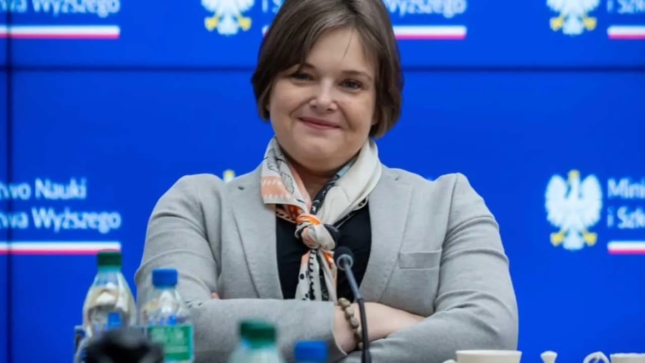 Wiceminister dzieli społeczeństwo na „ciemnotę” i „oświeconych”. Internet ripostuje: „Ta ciemnota Cię utrzymuje, lewacka prostaczko”
