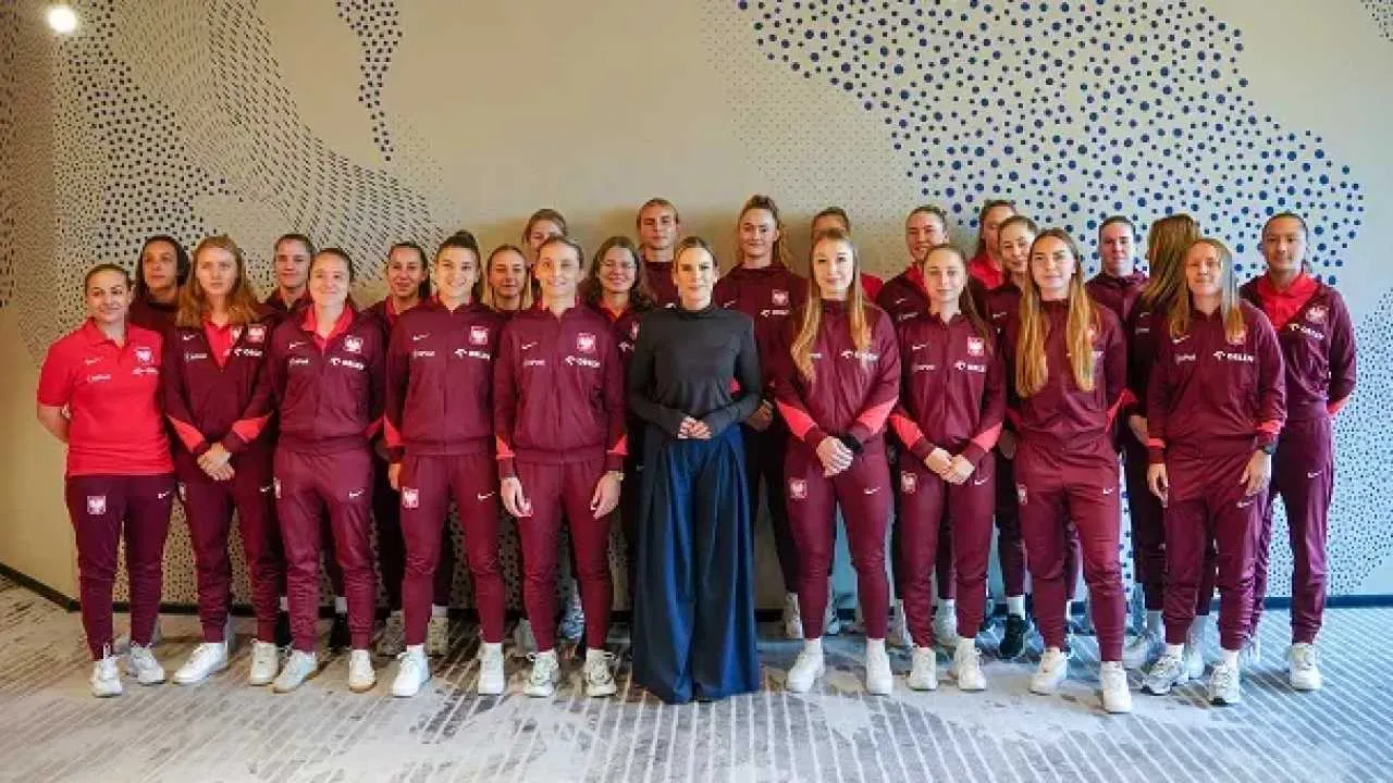 Marta Nawrocka idzie w ślady męża i w Gdańsku przynosi szczęście polskim piłkarkom