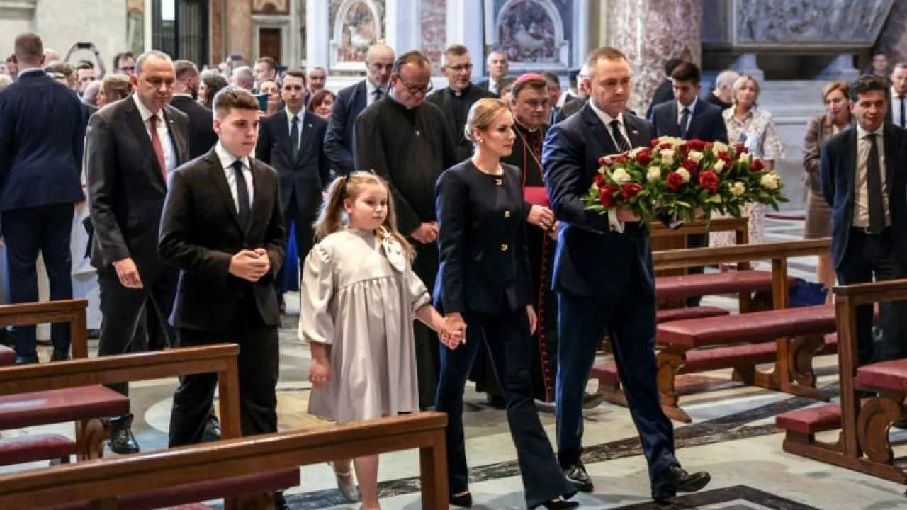 Nawroccy zabrali dzieci do Rzymu. Rodzina razem nawet w podróży dyplomatycznej
