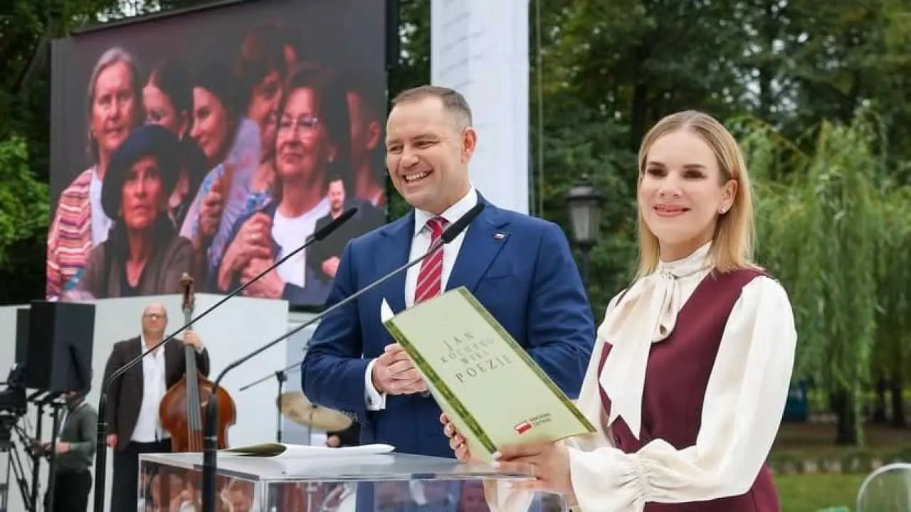 Poezja wśród drzew: Para Prezydencka i Kochanowski w Ogrodzie Saskim