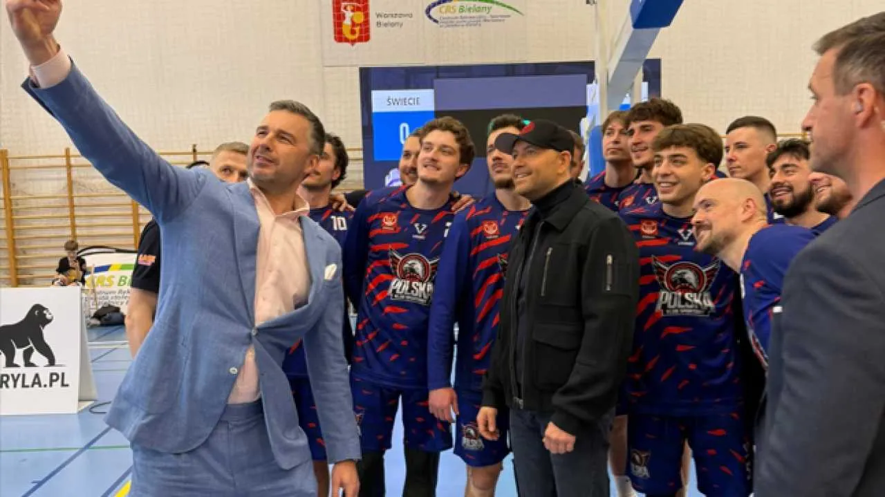 Nawrocki na trybunach i wielkie emocje na Bielanach! Koszykarski turniej rozgrzewa Warszawę