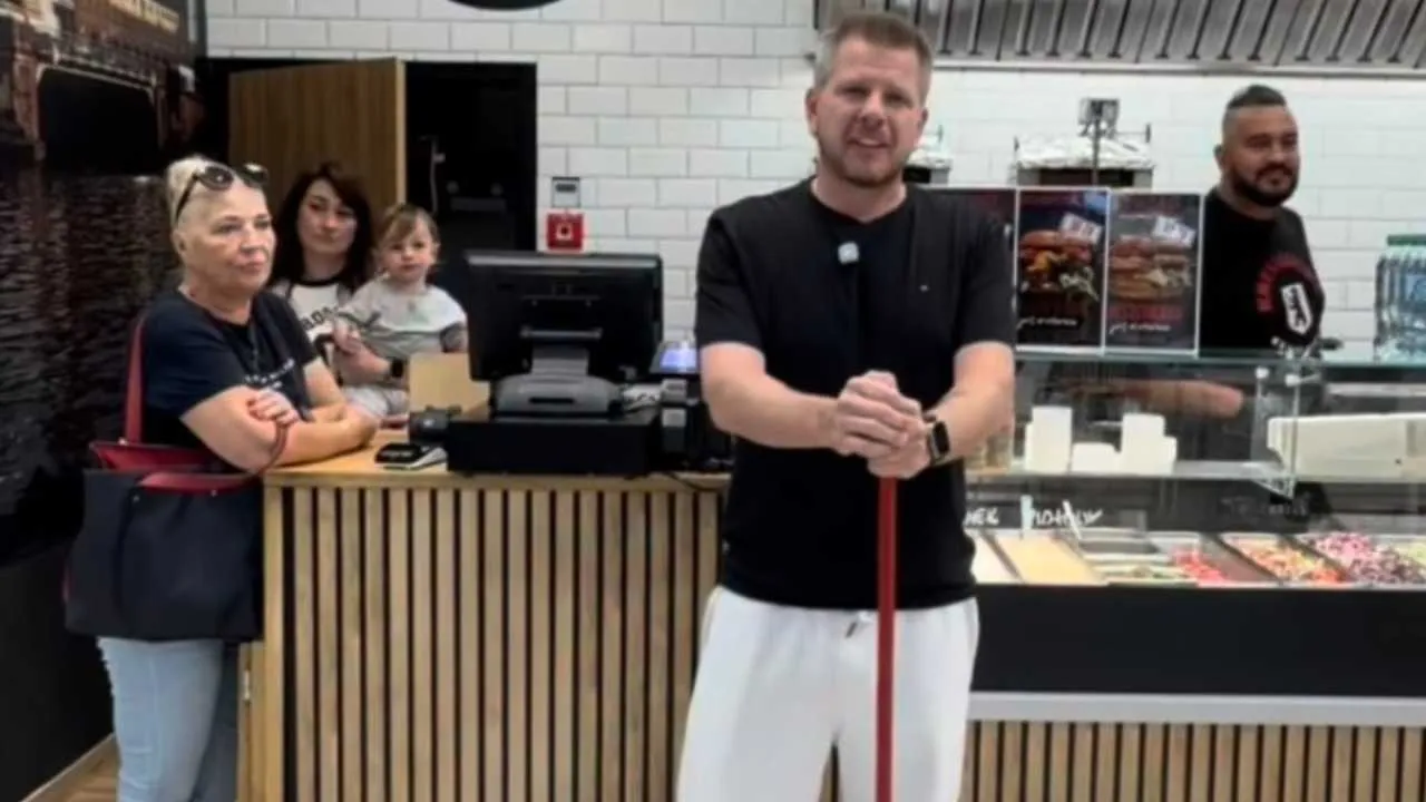 Chajzer z mopem i wiadrem odpowiada aktywistom po ataku na jego kebab