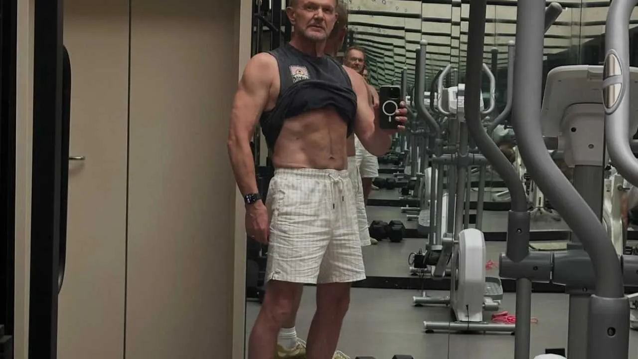 Cezary Pazura pokazał umięśniony brzuch. 64-latek jest w świetnej formie