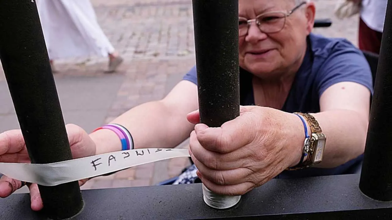 „No, żesz kurła!” Babcia Kasia żali się na sądy za rządów Tuska. A przecież tak gorąco ich wspierała…