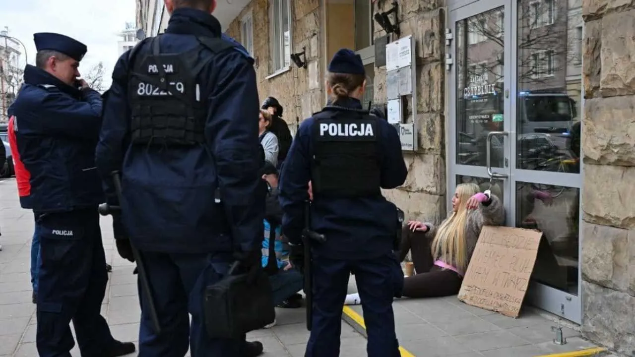 Przykuła się kajdankami do siedziby KO. Po co Marianna Schreiber to robi?