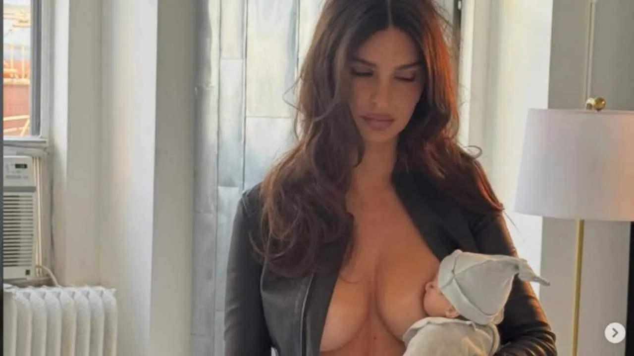 Karmi piersią… lalkę. Zdjęcie Emily Ratajkowski zszokowało Amerykę