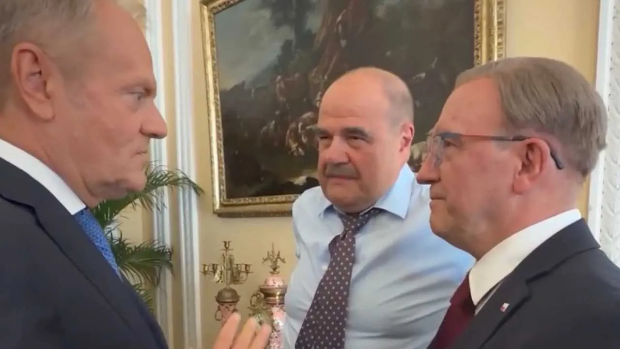 Afera z pieniędzmi dla powodzian. Tusk w tym czasie nagrywał wideo z planu serialu
