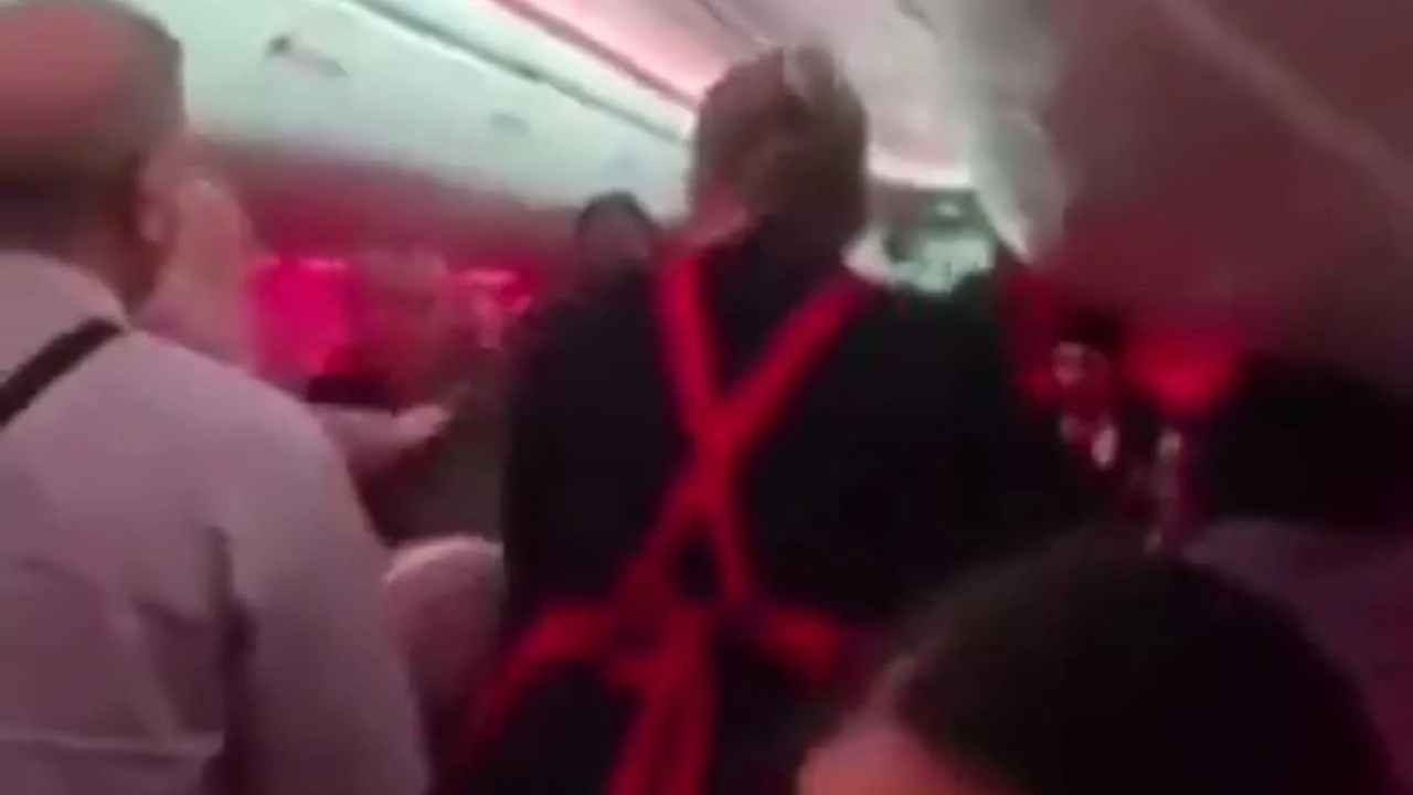 Pilot musiał lądować awaryjnie. Wszystko przez to, co działo się na pokładzie samolotu [WIDEO]