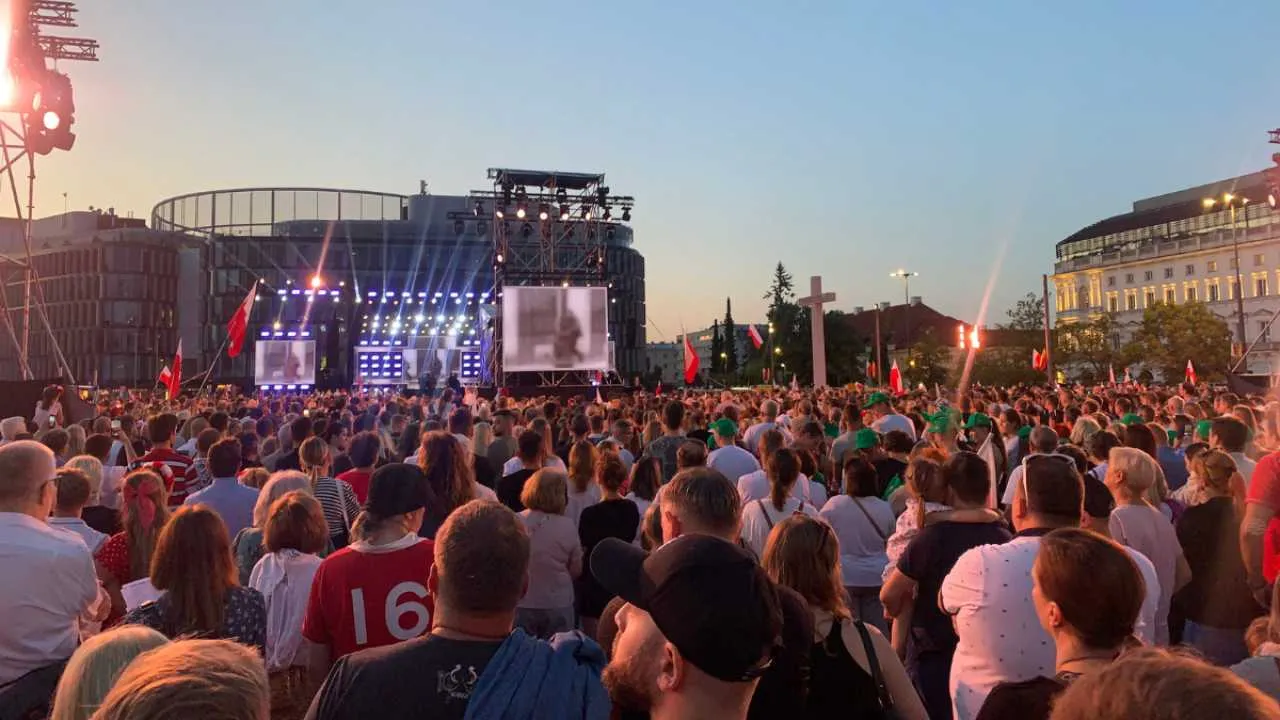 Koncert 1 sierpnia coraz bardziej przypomina telewizyjne widowisko. Gdzie podziało się wspólne śpiewanie?