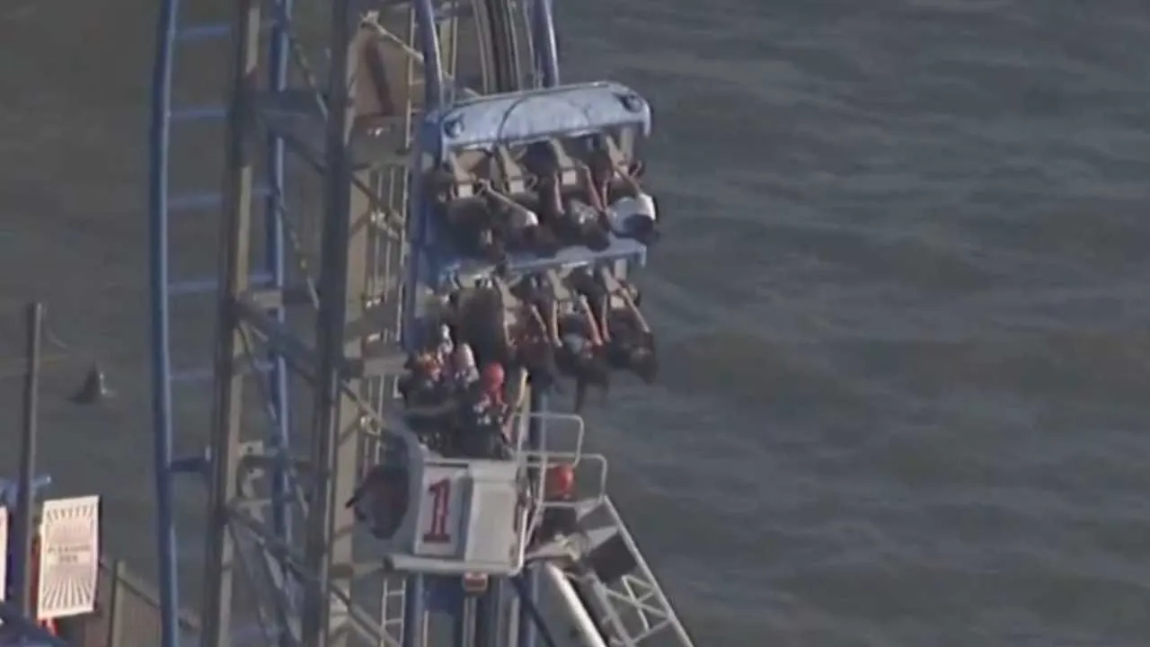 Sceny jak z horroru w wesołym miasteczku. Osiem osób utknęło na zepsutym rollercoasterze [WIDEO]