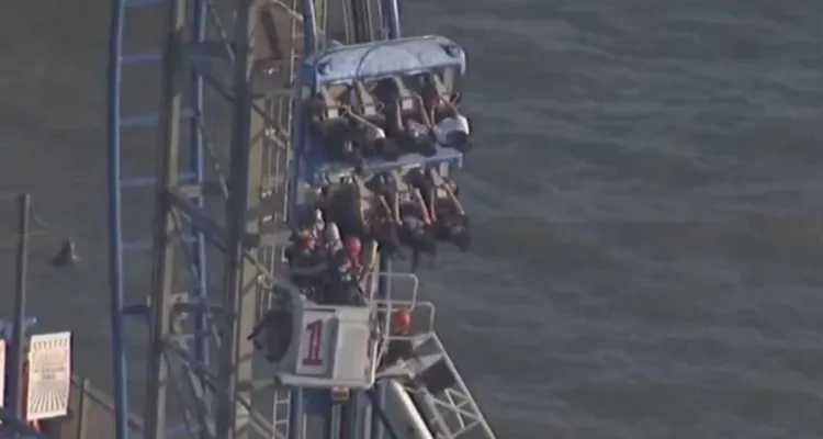 Sceny jak z horroru w wesołym miasteczku. Osiem osób utknęło na zepsutym rollercoasterze [WIDEO]