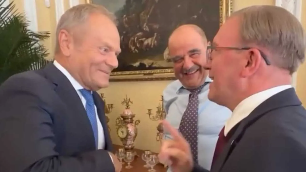 Tusk lansuje się na planie "Rancza". Reżyser serialu: "powinniście być dumni"