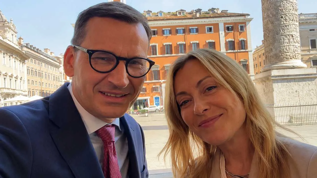 Morawiecki zaprosił Meloni na grilla. „Zobaczymy, co powie na karkówkę i kaszankę”