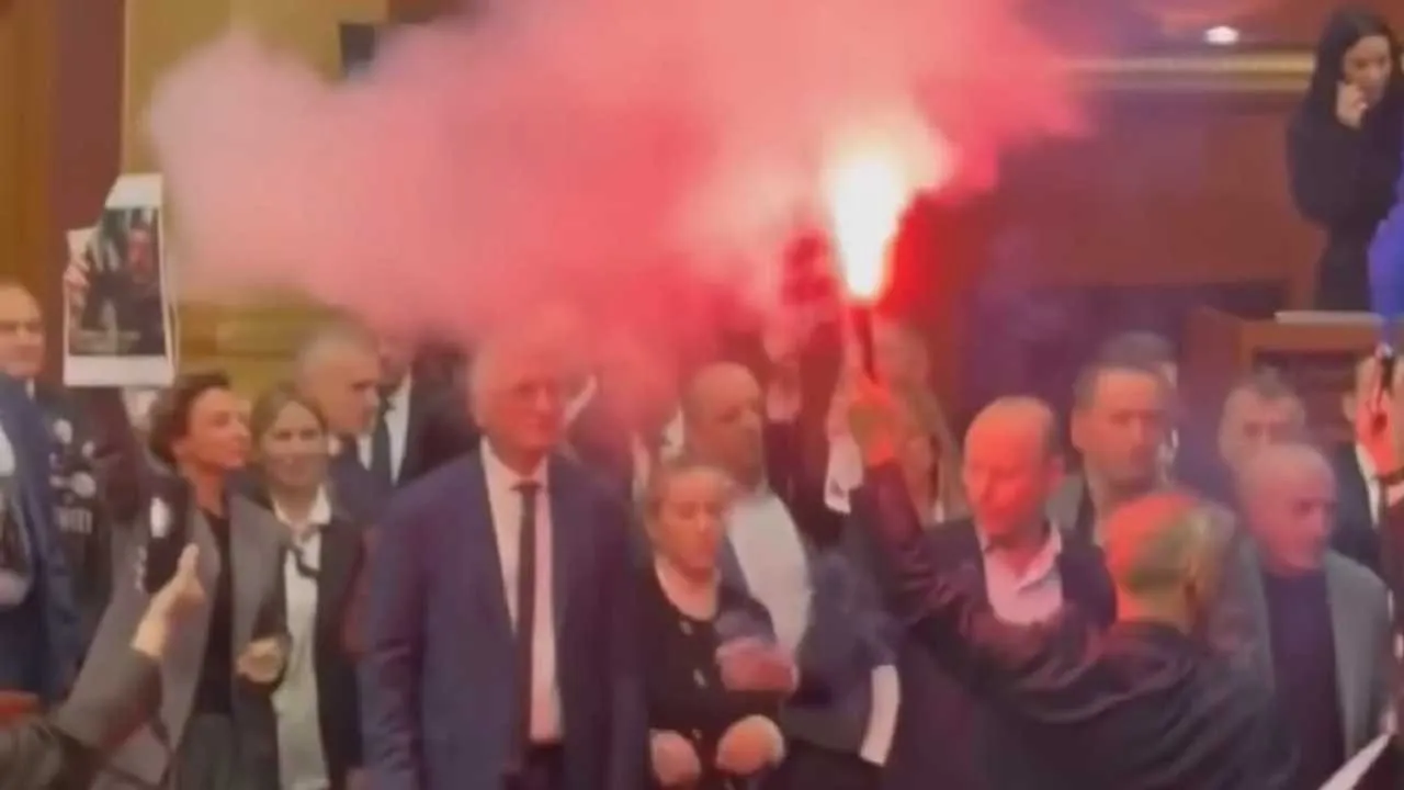 Szokujące nagranie w sieci. Odpalili race i zaatakowali premiera