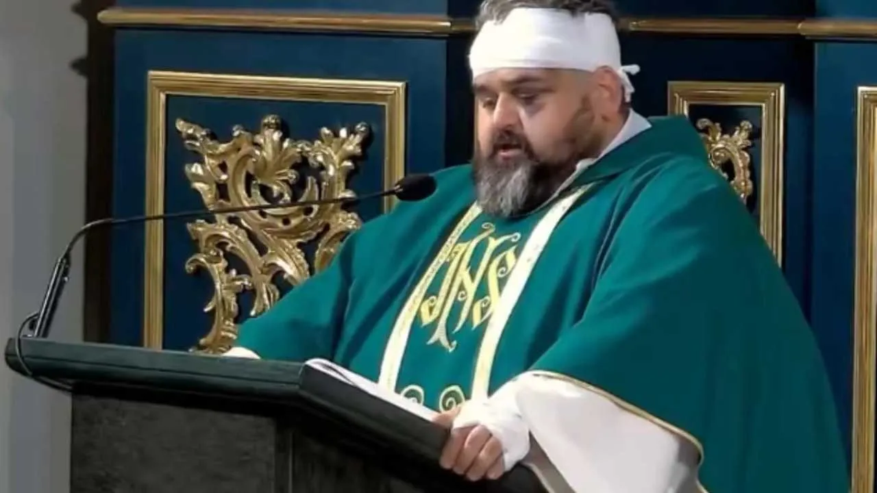 Ranny ksiądz stanął przy ołtarzu. Jego słowa po ataku poruszają. „Wybaczamy” [WIDEO]