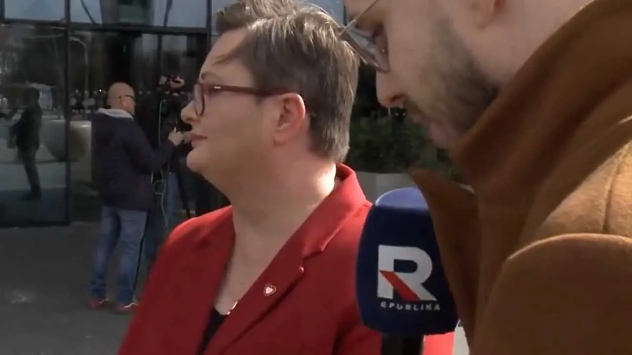 Wiceminister Lubnauer w starciu z TV Republika. Zamiast odpowiadać na pytania... wyciąga telefon (WIDEO)