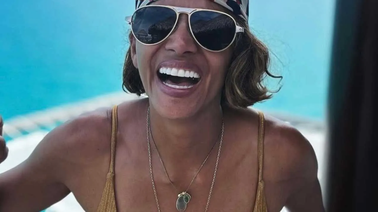 Halle Berry przed 60. urodzinami. Zdjęcia w prześwitującej sukience zachwyciły internautów