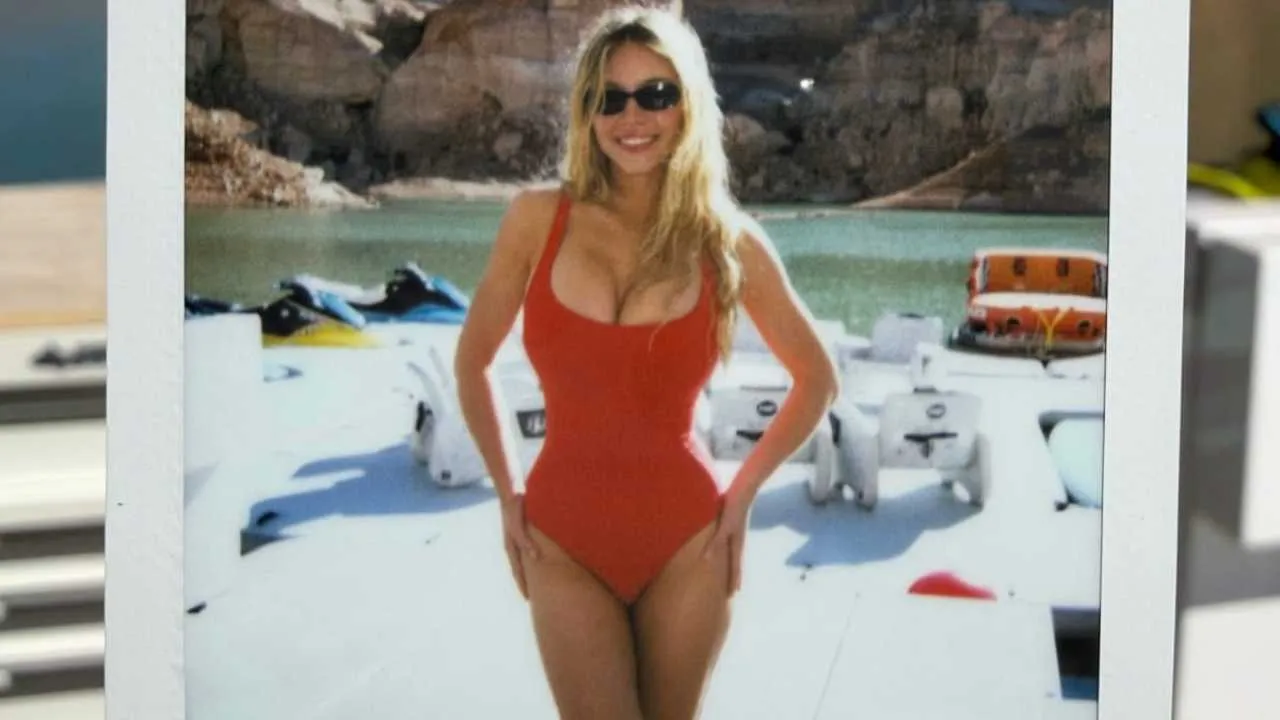 Sydney Sweeney jak Pamela Anderson! Wskoczyła w czerwony kostium i ruszyła nad wodę [ZDJĘCIA]