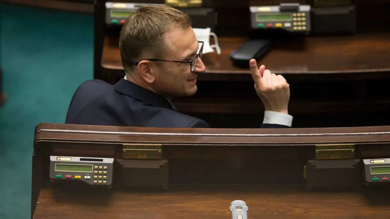 Popychanie, wyzwiska i opiłowywanie katolików. Oto wybryki Sławomira Nitrasa na przestrzeni lat. WIDEO