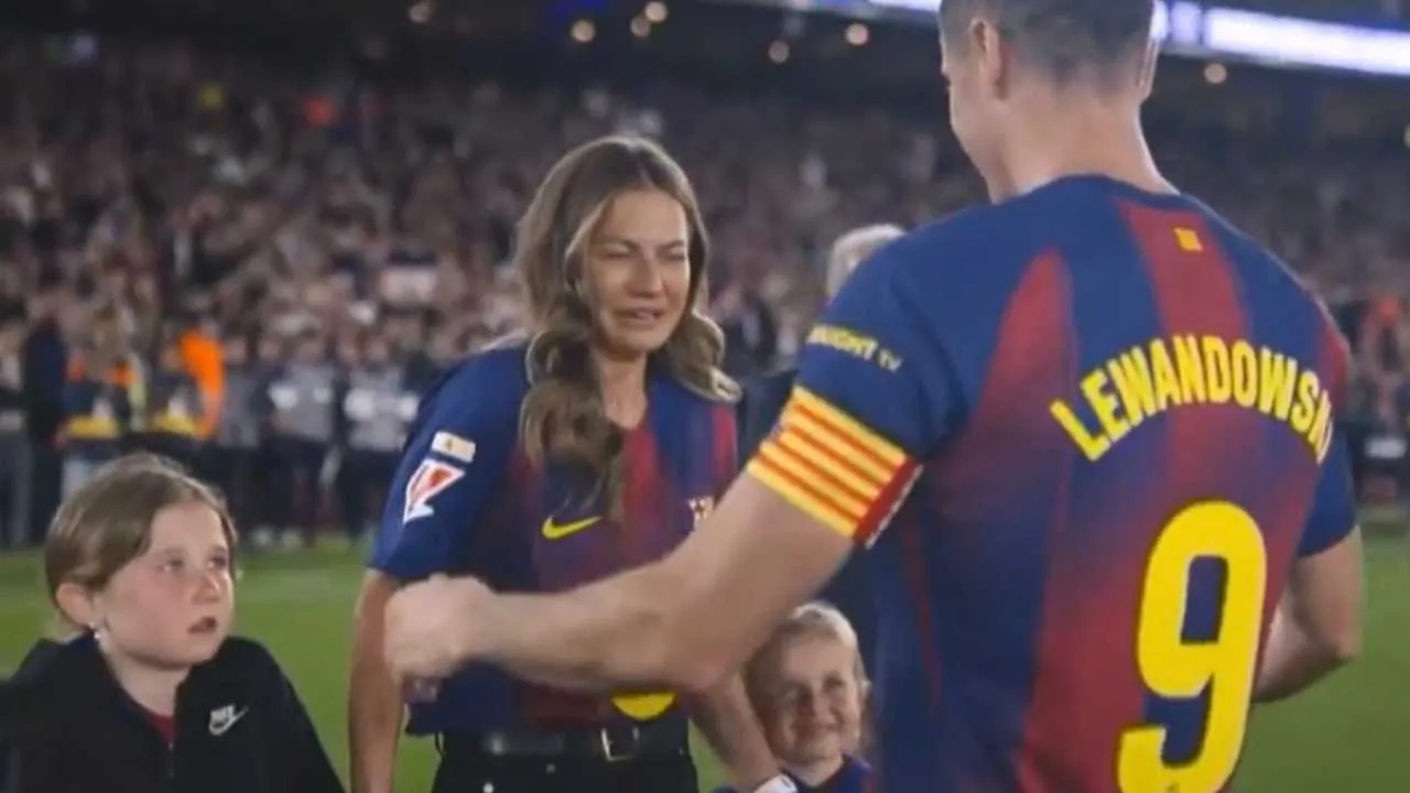 Zapłakana Anna Lewandowska podeszła z córkami. Pożegnanie Roberta ścisnęło za gardło cały stadion