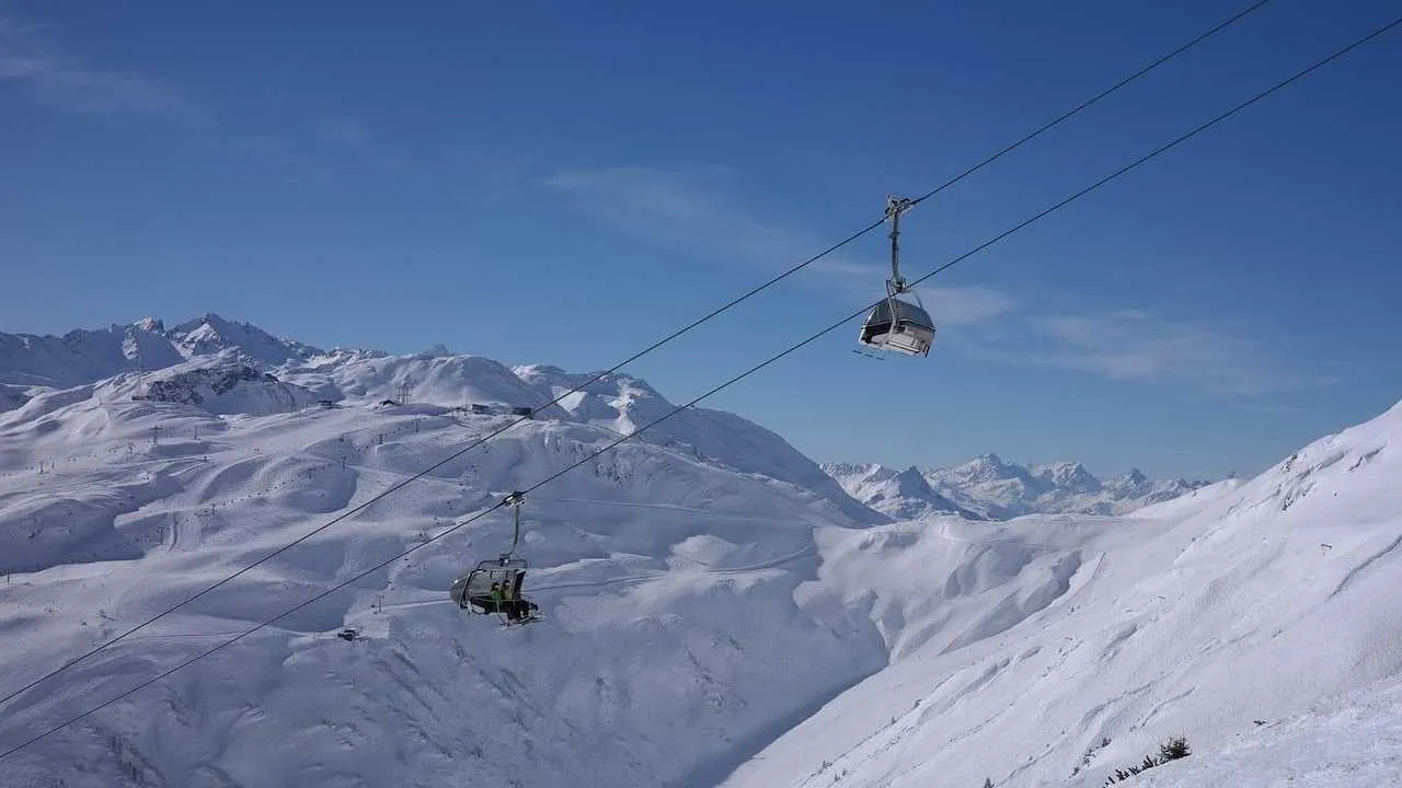 Scena jak z horroru w szwajcarskim kurorcie. Z wyciągu zerwała się gondola [WIDEO]